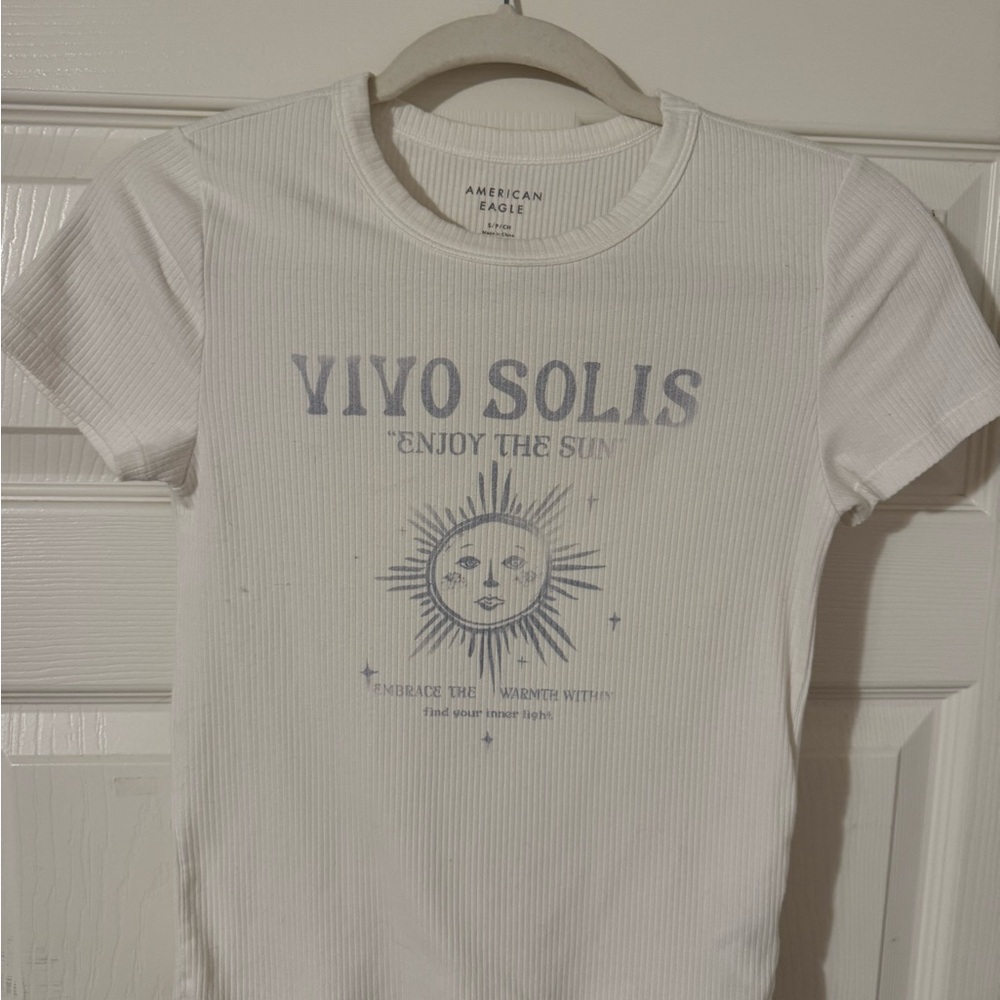 American Eagle Outfitters White Tee with Light Blue 'Vivo Solis' Sun Graphic